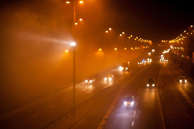 Imagem em movimento desfocada em Kiev à noite no nevoeiro Imagem desfocada do tráfego noturno de Kiev