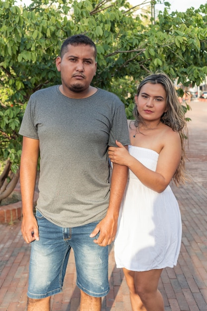 Imagem externa de um casal hispânico no parque