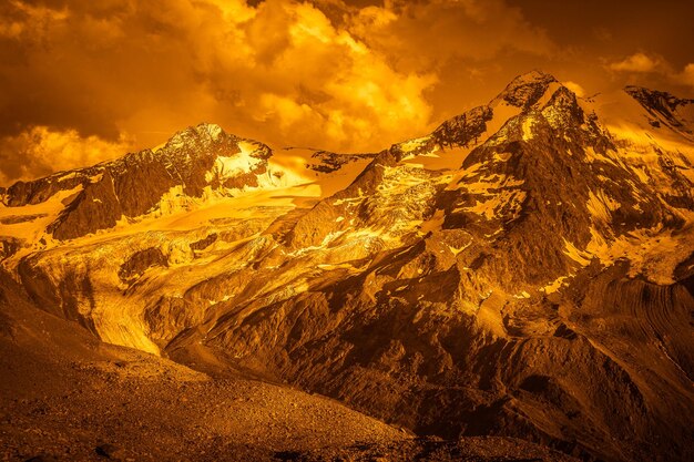Foto imagem fantasia de cor dourada de geleiras no sopé do pico palla bianca