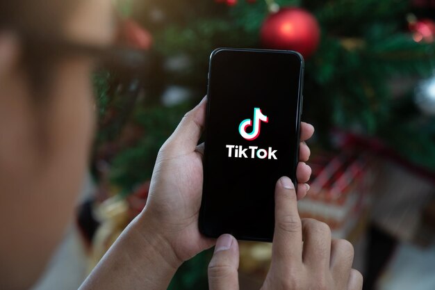 Imagem fechada de um homem usando o aplicativo Tiktok em um smartphone 23 de dezembro de 2022 ChiangMai Tailândia