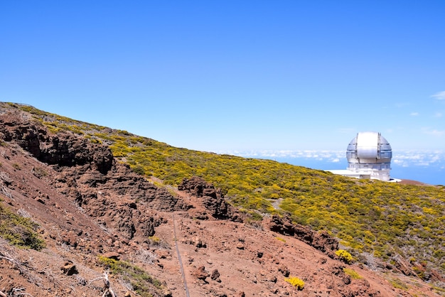 Imagem fotográfica de um telescópio de observatório astronômico científico moderno