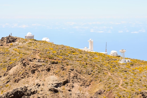 Imagem fotográfica de um telescópio de observatório astronômico científico moderno