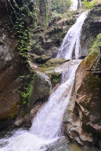 Imagem fotográfica de uma bela cachoeira de respingos de água