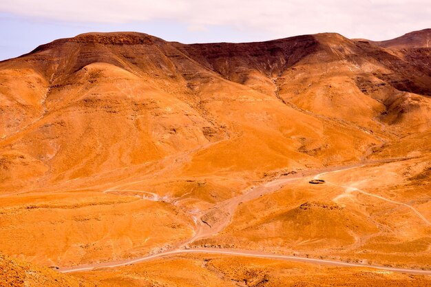 Imagem fotográfica de uma bela paisagem seca do deserto