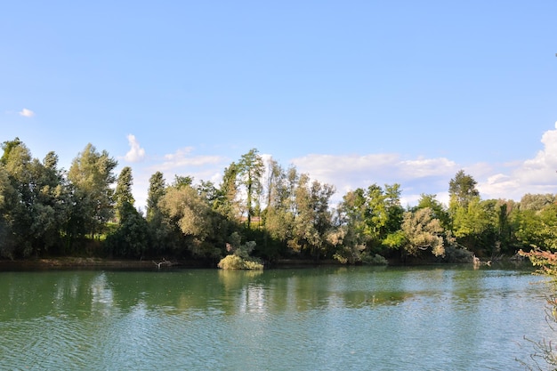 Imagem fotográfica do belo e selvagem rio Brenta no norte da Itália