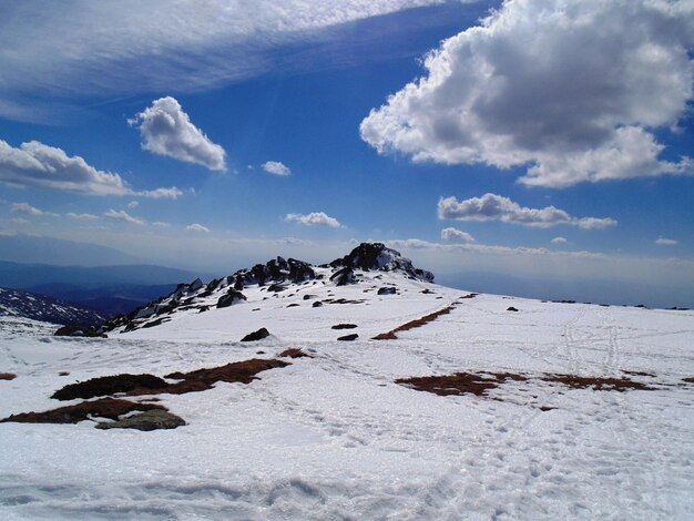 Imagem horizontal da paisagem do céu azul da montanha de neve