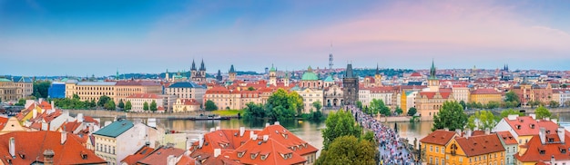 Foto imagem icônica famosa da ponte carlos e do horizonte da cidade de praga, na república checa