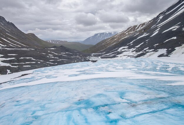 Foto imagem idílica de uma paisagem congelada em um vale de montanha