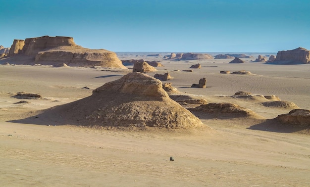 Imagem idílica de uma paisagem desértica contra um céu limpo
