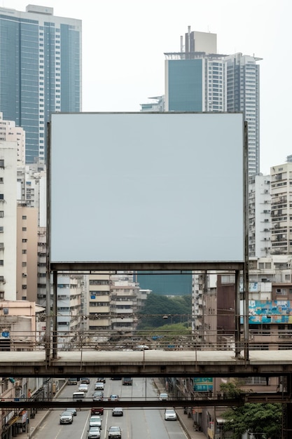 Imagem impressionante de uma moldura de outdoor em branco em uma praia desolada infinitas possibilidades publicitárias