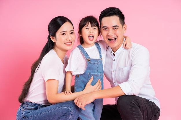 Imagem jovem família asiática isolada em fundo rosa