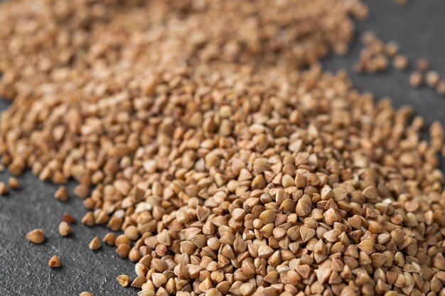 Imagem macro de grãos de trigo sarraceno como fundo de comida vegana natural
