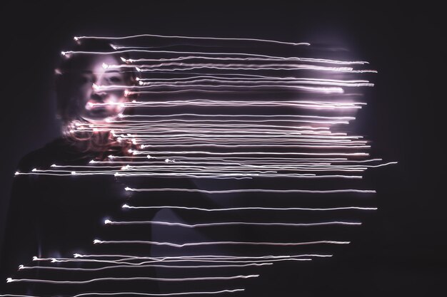 Foto imagem múltipla de mulher com trilhas de luz contra fundo preto