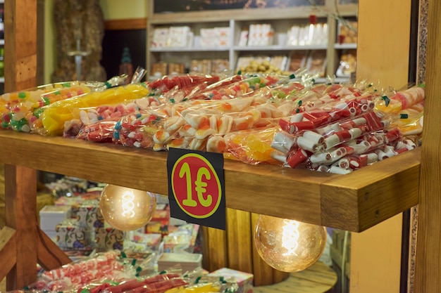 Imagem noturna de uma barraca de doces no natal em toledo, espanha