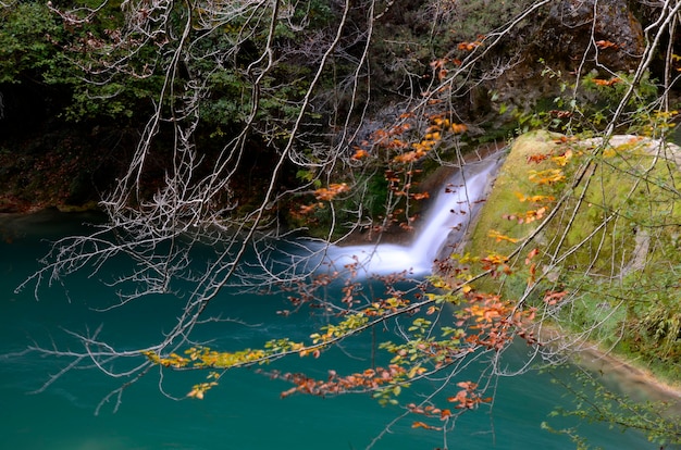 Foto imagem outonal da reserva natural do rio urederra. navarre. espanha