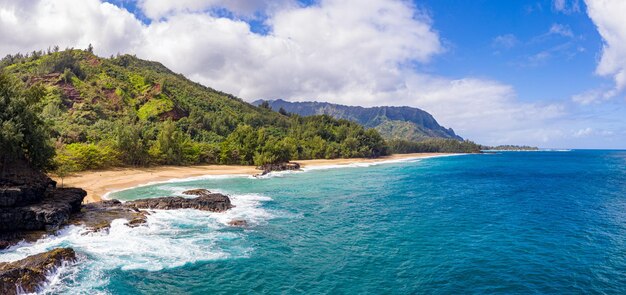 Foto imagem panorâmica aérea da costa sobre a praia de lumahai, na ilha havaiana de kauai