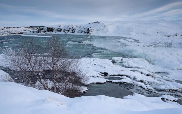 Imagem panorâmica da cachoeira congelada de Urridafoss, na Islândia, Europa