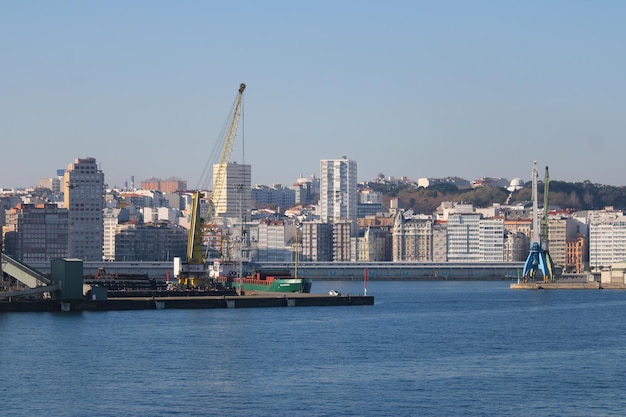 Imagem panorâmica da orla do porto no centro da cidade de A Coruña