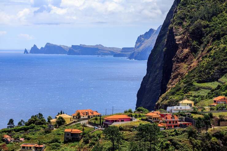 Foto imagem panorâmica da paisagem da cidade pelo mar contra o céu