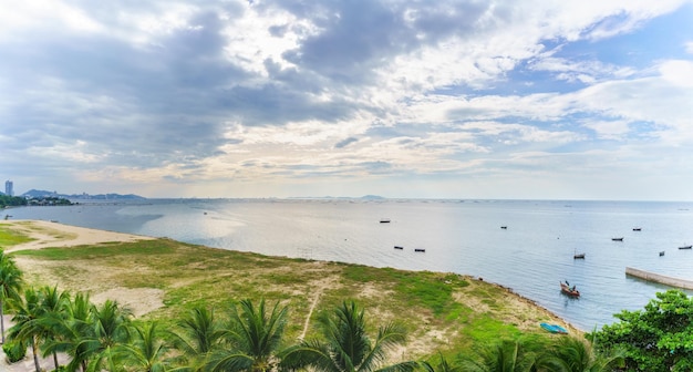 Imagem panorâmica da praia sriracha Chonburi Tailândia