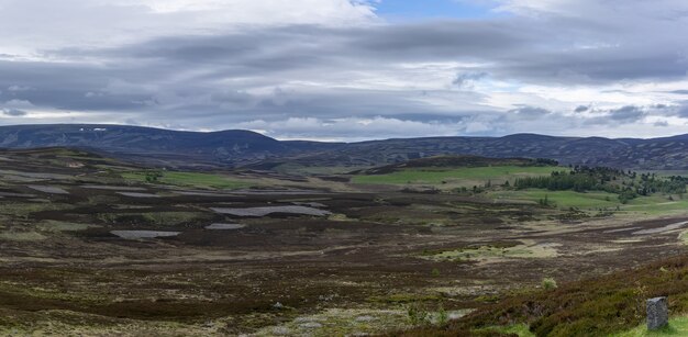 Foto imagem panorâmica de uma viagem rodoviária de belas paisagens de inverness a aviemore, na escócia