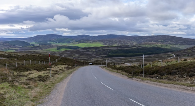 Foto imagem panorâmica de uma viagem rodoviária de belas paisagens de inverness a aviemore, na escócia