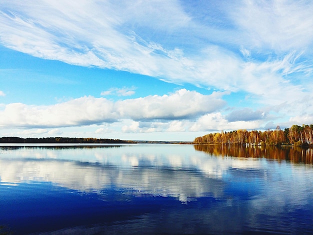 Foto imagem panorâmica do reflexo das nuvens no mar calmo