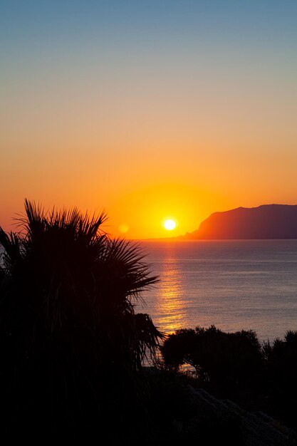 Foto imagem panorâmica nascer do sol no paraíso da baía do mar mediterrâneo perto de scopello