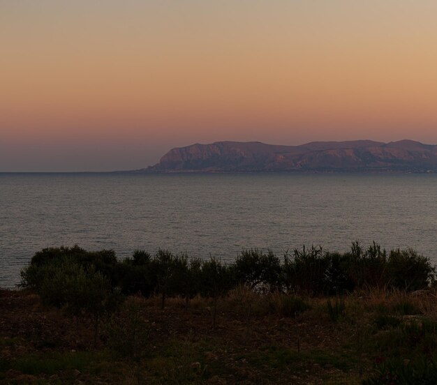 Imagem panorâmica Nascer do sol no paraíso da baía do mar Mediterrâneo perto de Scopello