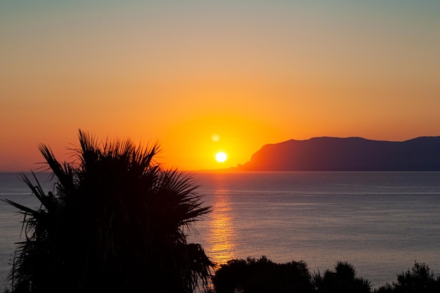 Foto imagem panorâmica nascer do sol no paraíso da baía do mar mediterrâneo perto de scopello