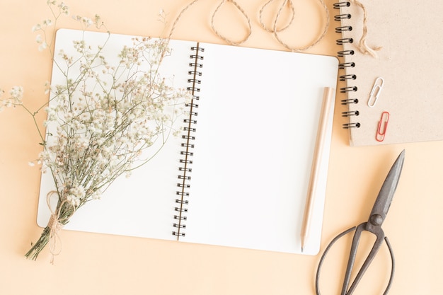 imagem plana do local de trabalho com caderno vazio