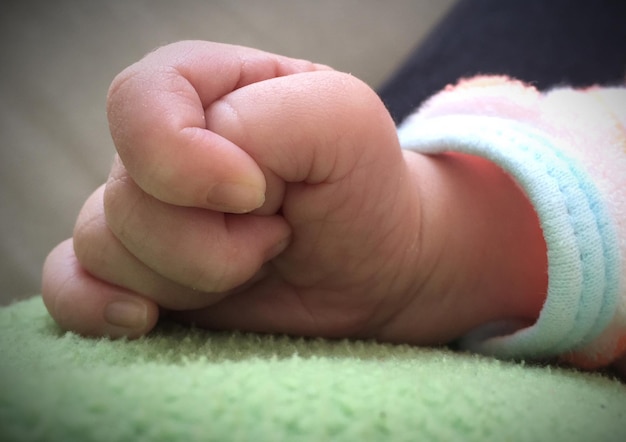 Imagem recortada da mão do bebê