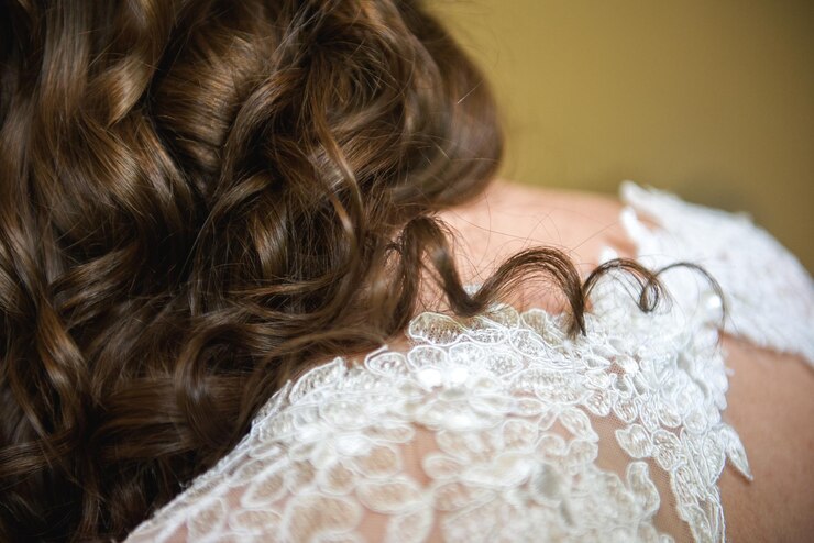 Foto imagem recortada da noiva vestindo vestido de noiva durante a cerimônia