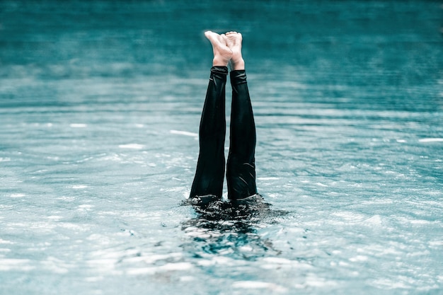 Imagem recortada da perna de uma mulher na piscina