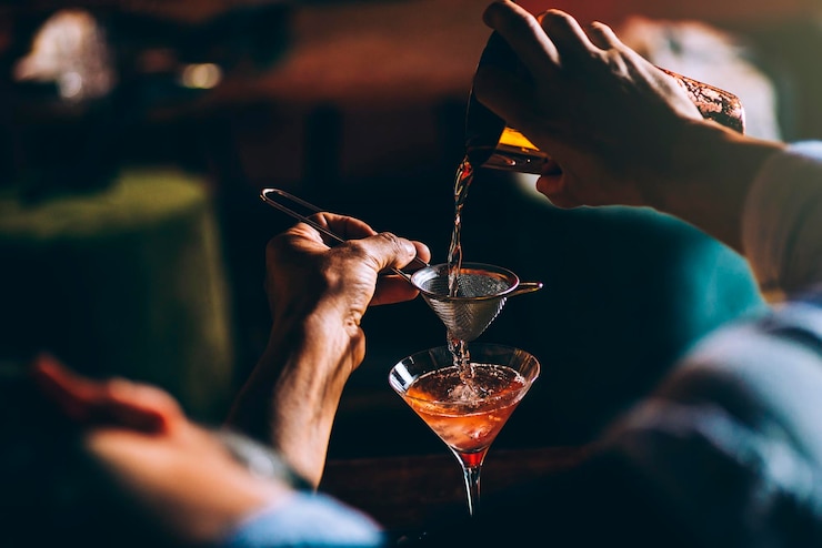 Foto imagem recortada de barman preparando coquetel em um bar