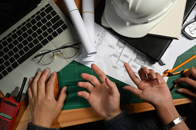 Imagem recortada de detalhes de desenvolvimento de planejamento de planejamento de equipe de engenheiro ou arquiteto no escritório de construção
