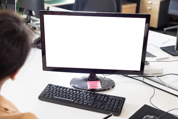 Foto imagem recortada de empresária com monitor de computador em branco na mesa do escritório, espaço de cópia. conceito inalterado e criativo de negócios, propaganda e tecnologia.