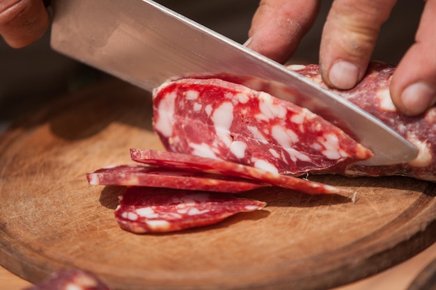 Imagem recortada de fatias de carne frio cortadas à mão