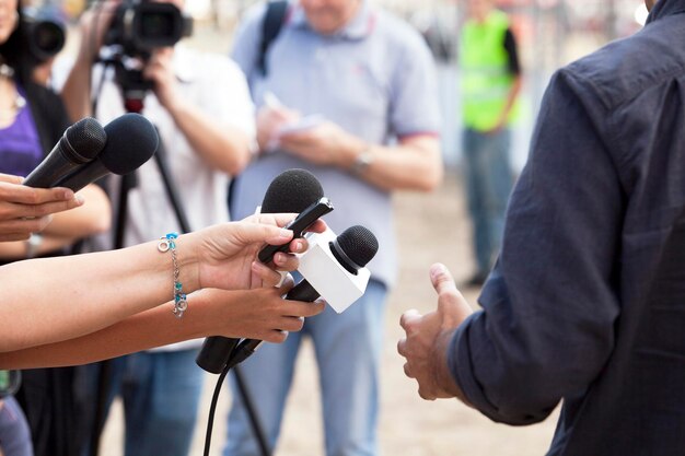 Foto imagem recortada de jornalistas entrevistando um homem