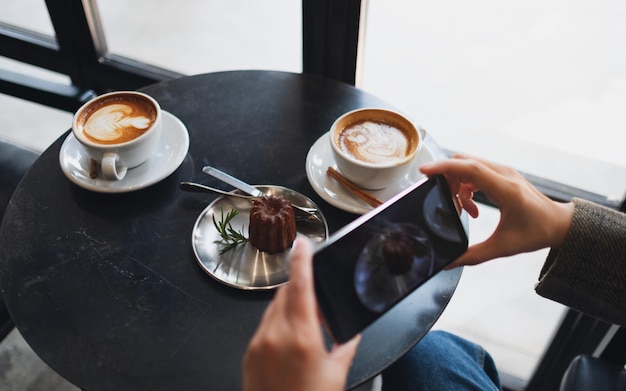 Foto imagem recortada de mão segurando xícara de café na mesa