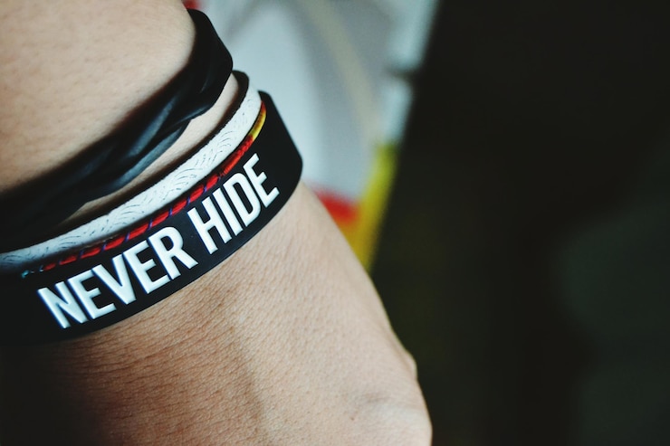 Foto imagem recortada de mão usando pulseira com texto