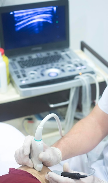 Foto imagem recortada de médico com paciente