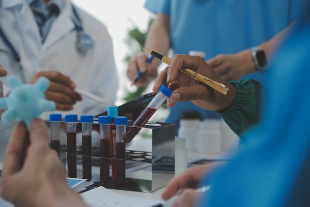 Imagem recortada de médicos bem-sucedidos discutindo diagnóstico durante a conferência