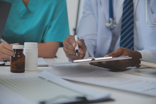 Imagem recortada de médicos bem-sucedidos discutindo o diagnóstico durante a conferência