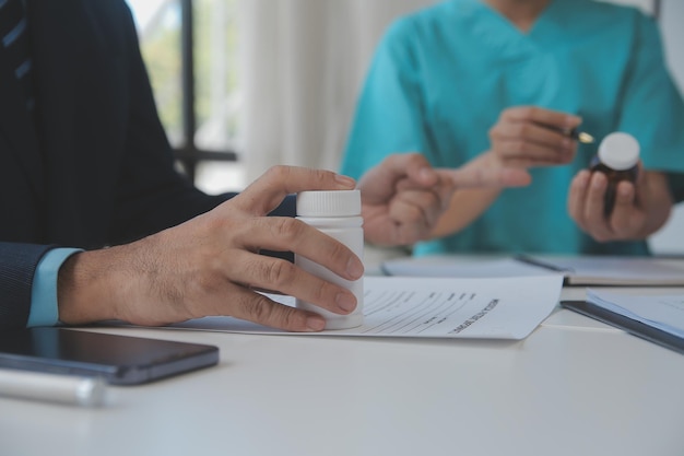 Imagem recortada de médicos bem-sucedidos discutindo o diagnóstico durante a conferência