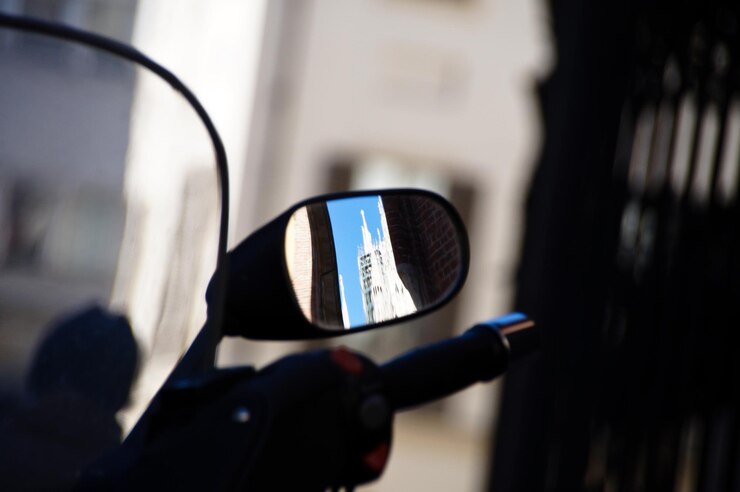 Foto imagem recortada de motocicleta com reflexo no espelho lateral