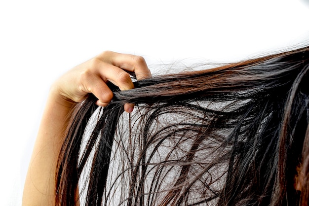 Foto imagem recortada de mulher com cabelos emaranhados contra fundo branco