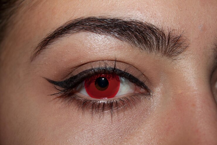 Foto imagem recortada de mulher com olho vermelho