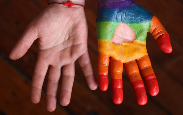 Foto imagem recortada de mulher com palma pintada contra fundo colorido