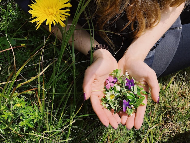 Imagem recortada de mulher segurando flores